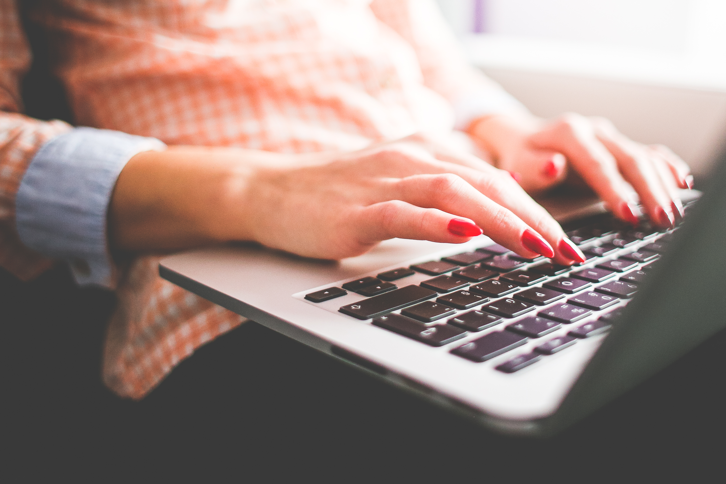 keyboard-woman-web-ready.png